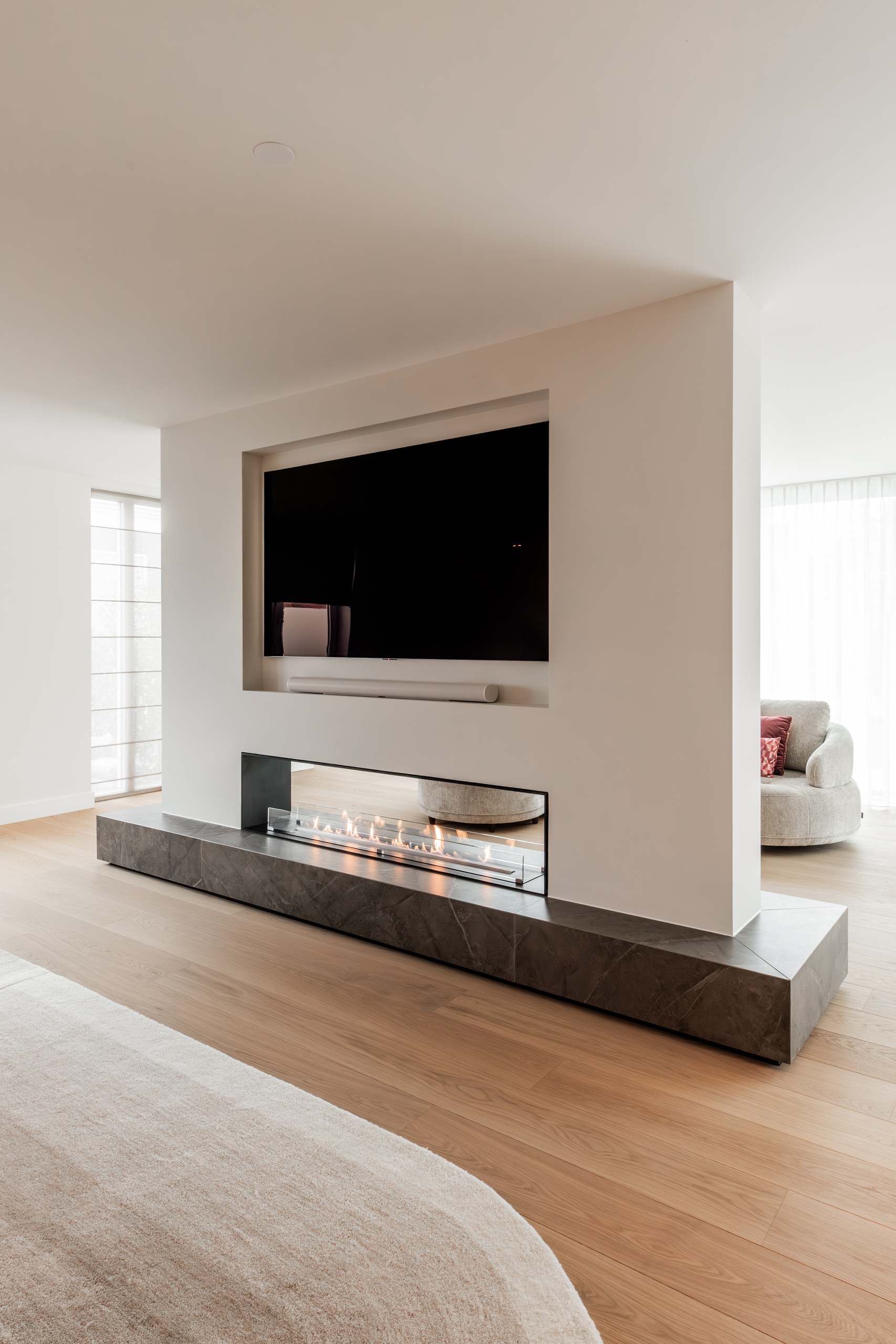 Home entertainment installatie met groot scherm en Sonos geluid